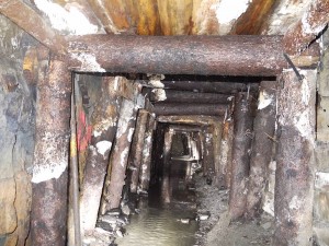 Bergwerk Dorénaz, Bach im Stollen 0bis, Foto: Hans Peter Stolz (20120)