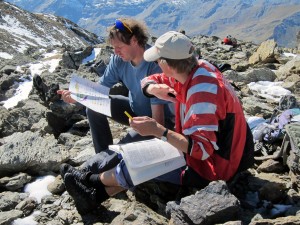 Bergwerk Plantorin: Diskussion unter Teilnehmenden über die geologischen Verhältnisse. © André Puschnig